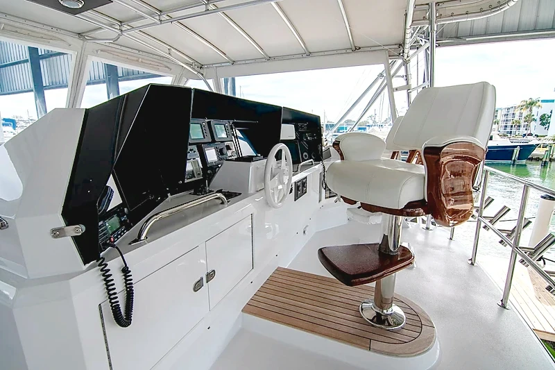 Enclosed flybridge helm station
